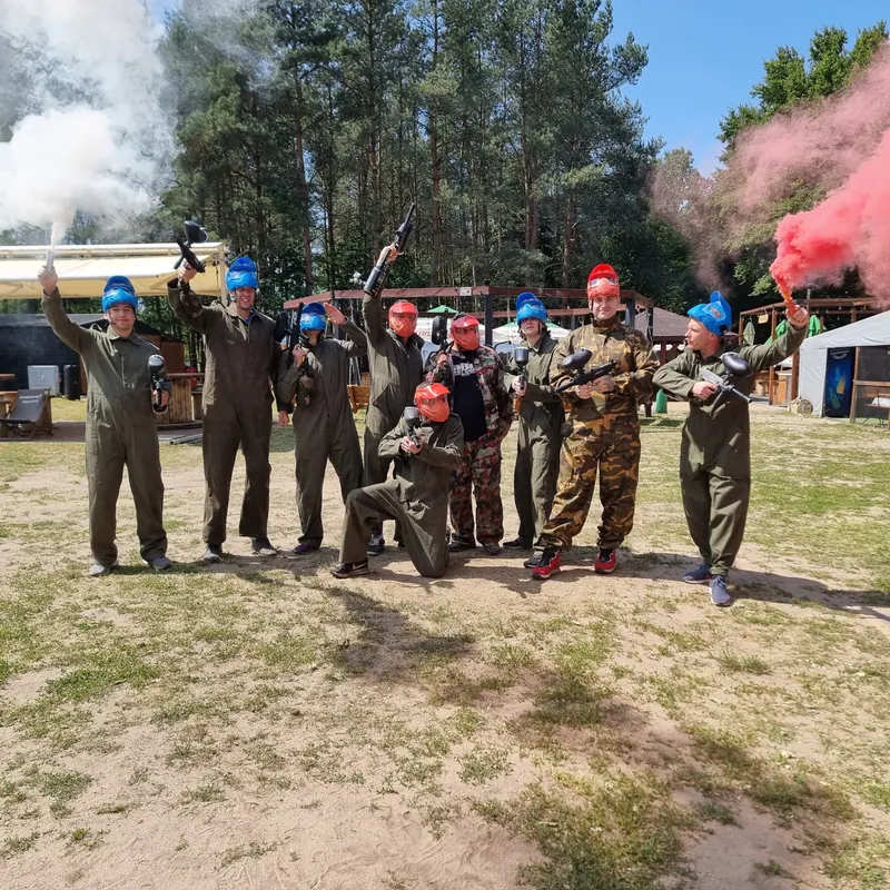 Grupa uczestników gry paintballowej w Paintball Sierpc