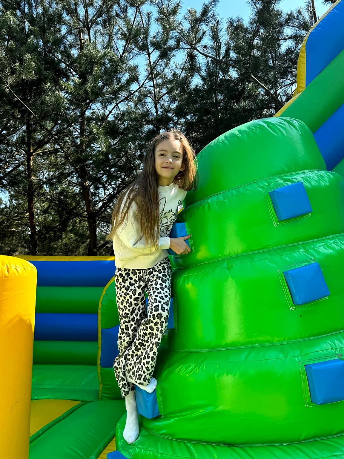 Dziewczynka bawiąca się na dmuchanym zamku w Paintball Sierpc